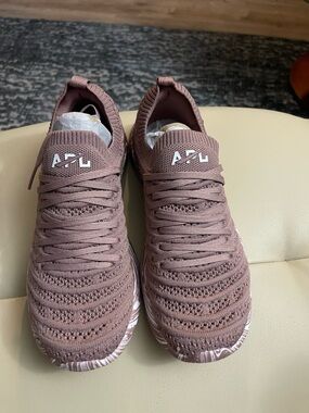 APL TechLoom Knit Women’s Sneakers in Mauve Pink 5.5 new will fit 6